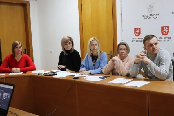 Пятеро людей за столом у залі засідань Володимирської міської ради